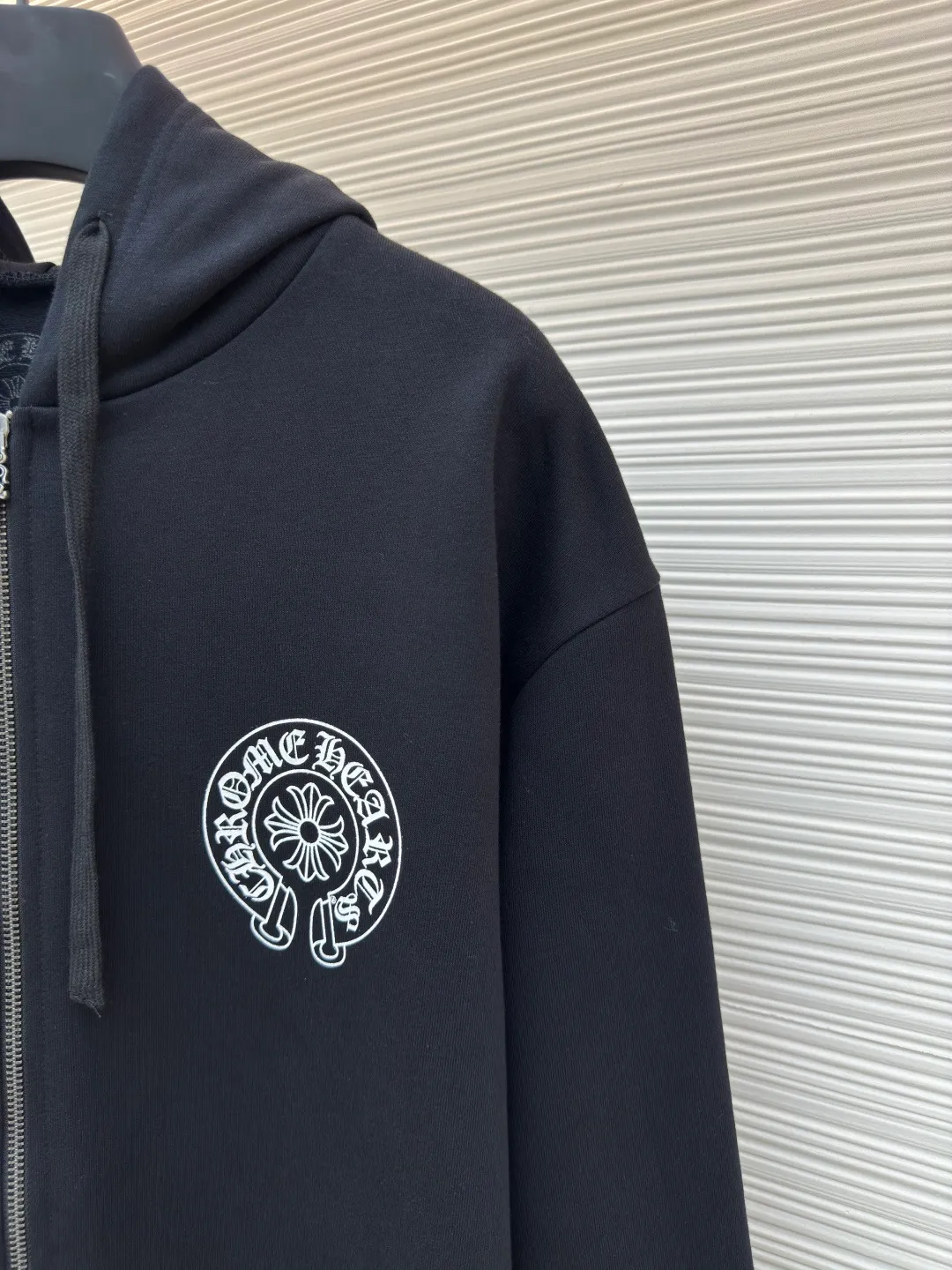 Chrome Hearts New York City limited zipper jacket ●Authentic product: purchased and developed for 7999 ●Item number: 1680452-A95 ●Material: Thin velvet coarse fish scale fabric ●Technology: glue printing ●Version: loose version ●Weight: about 735 grams ●Size: S-M-L-XL ●Description: The fabric is made of 420 grams of thin velvet fish scale fabric, and the printing is printed by hand glue according to the original version. The finished product is sanded and washed to shape. It feels great in the hand. Genuine antique silver distressed chain head. The overall wiring is straight and delicate, the fabric is comfortable and soft, and the color is consistent without color difference. It can be matched with the same style to create a fashionable look and control various occasions. Customized accessories, complete with three standards, same style for men and women!